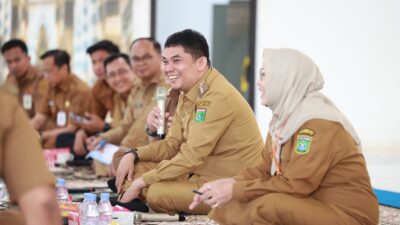 Perbaikan Kantor Bupati, Bang Arul Pimpin Rapat Koordinasi Camat di Ruang Terbuka