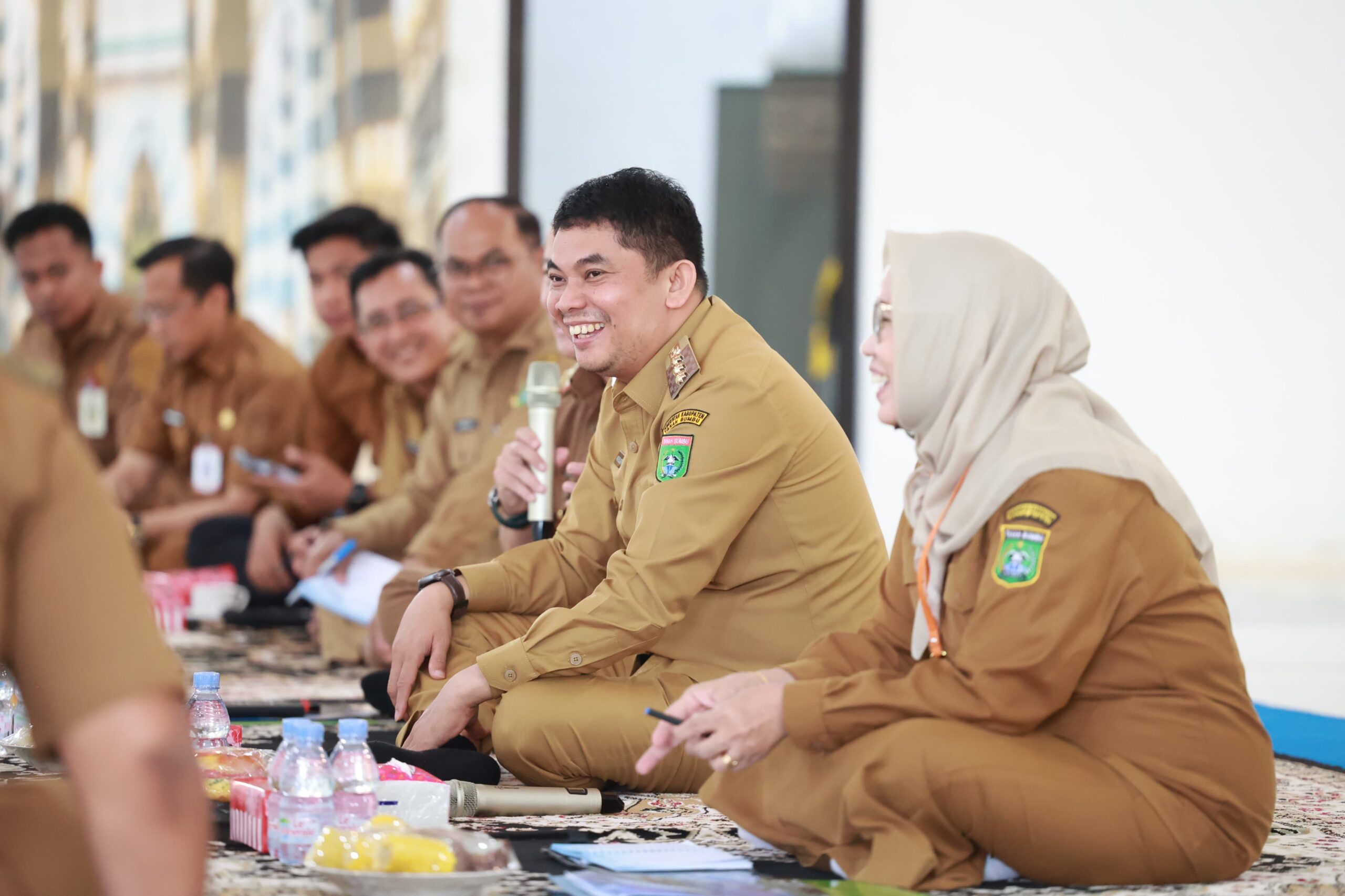 Perbaikan Kantor Bupati, Bang Arul Pimpin Rapat Koordinasi Camat di Ruang Terbuka