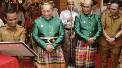 Mentan Andi Amran dan Kapolri Listiyo Sigit Terima Gelar Adat Kehormatan di Bone