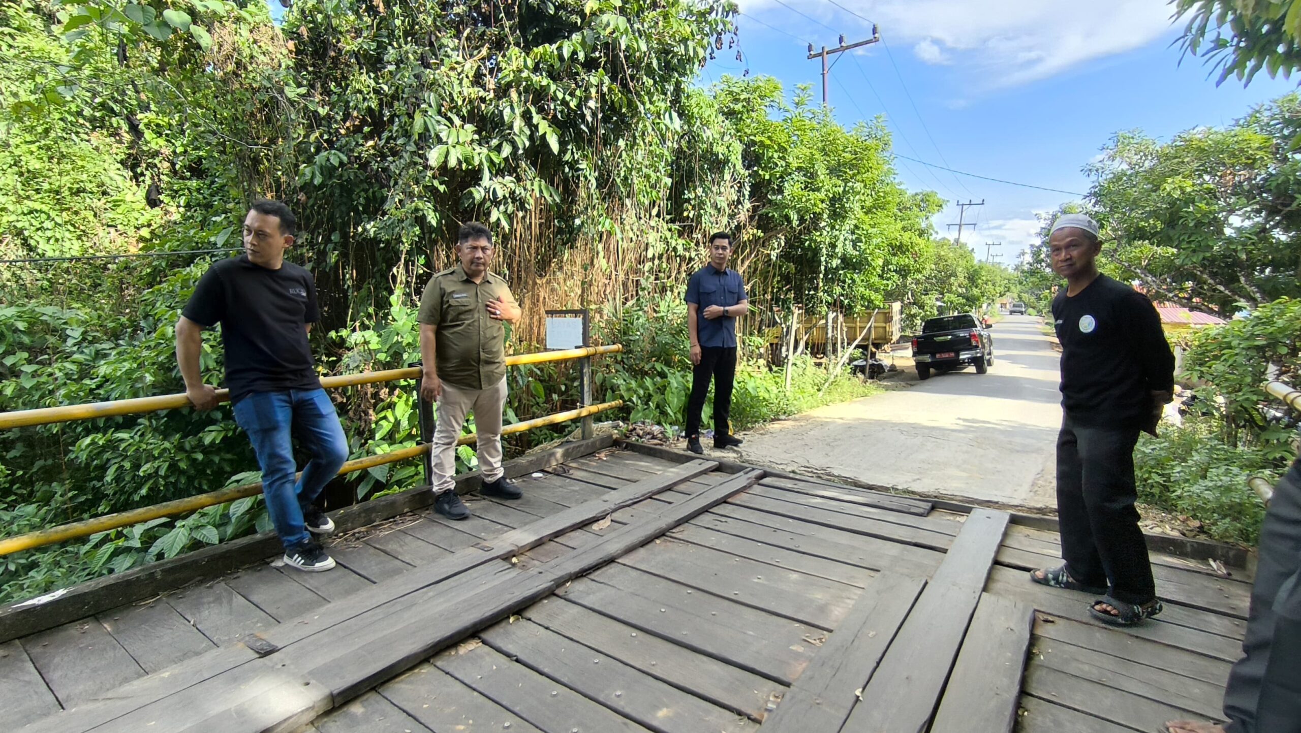 Bupati Hulu Sungai Tengah Tinjau Langsung Kondisi Jembatan Rusak