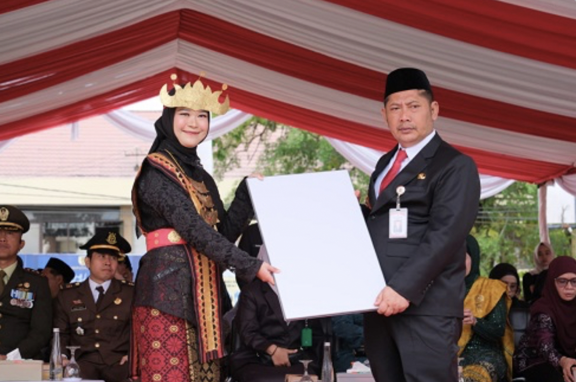 Bupati HST Serahkan Bantuan 22 Starlink Untuk Layanan Internet Sekolah Terpencil