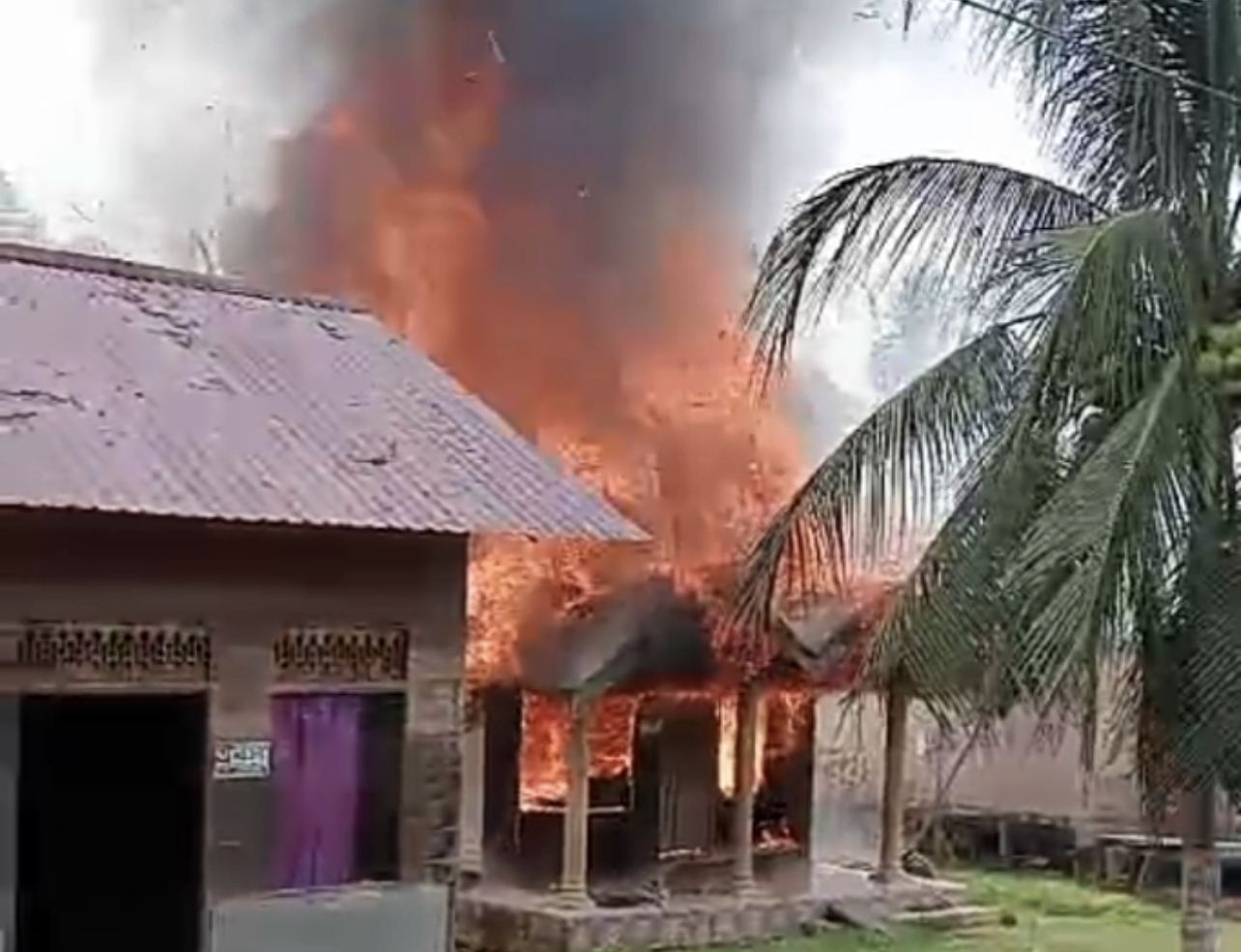 Desa Telang Dilanda Kebakaran, Tiga Rumah Hangus dan Kerugian Capai Rp450 Juta