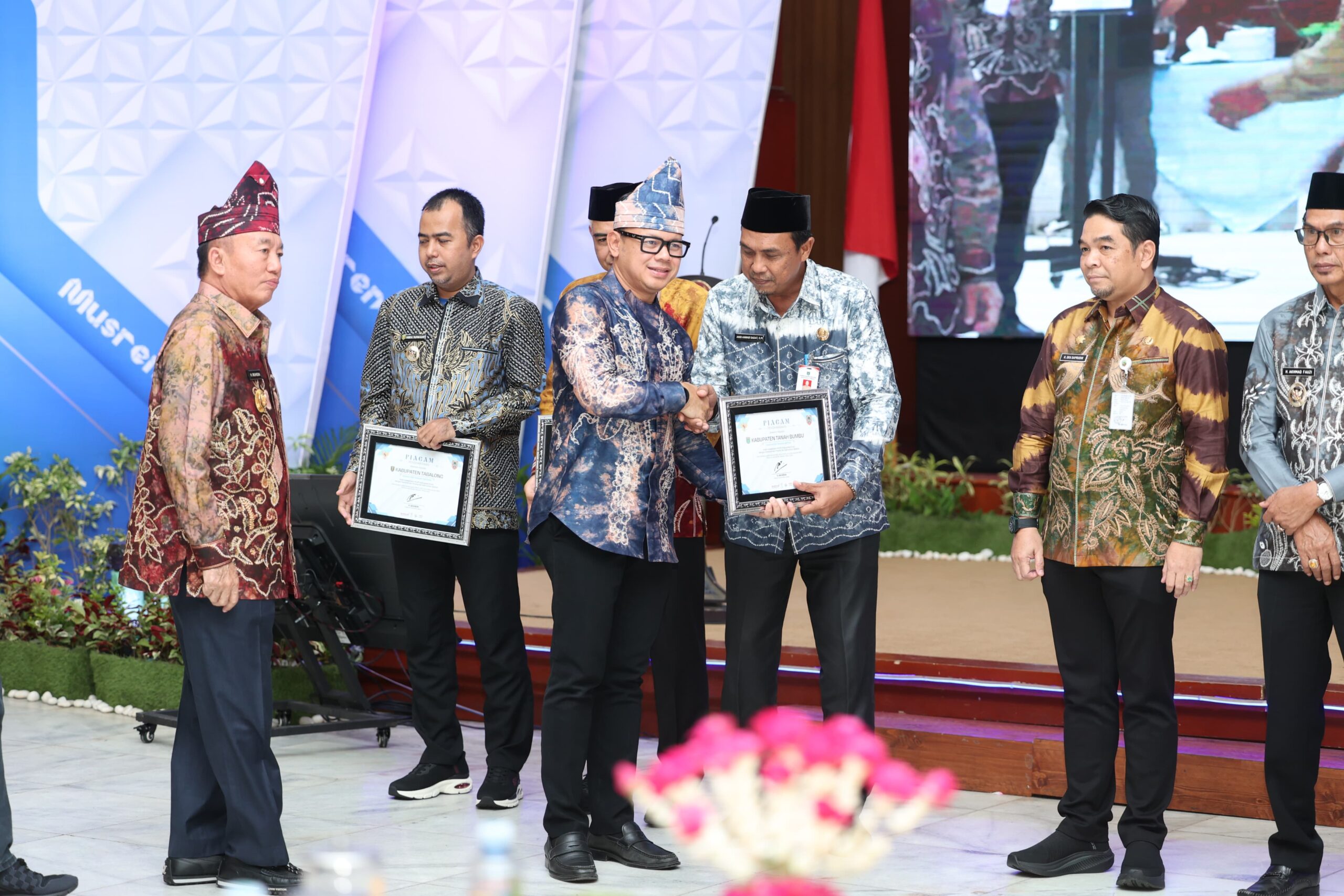 Tanah Bumbu Terima Penghargaan Terbaik Ketiga Tingkat Keselarasan Tertinggi RPJPD