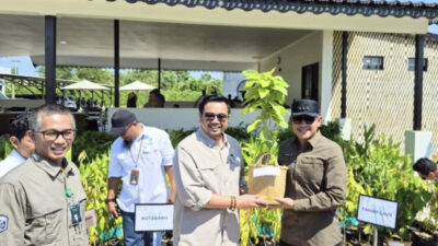 Perkuat Ketahanan Pangan, Wamenhut Serahkan 3.500 Bibit Tanaman Produktif