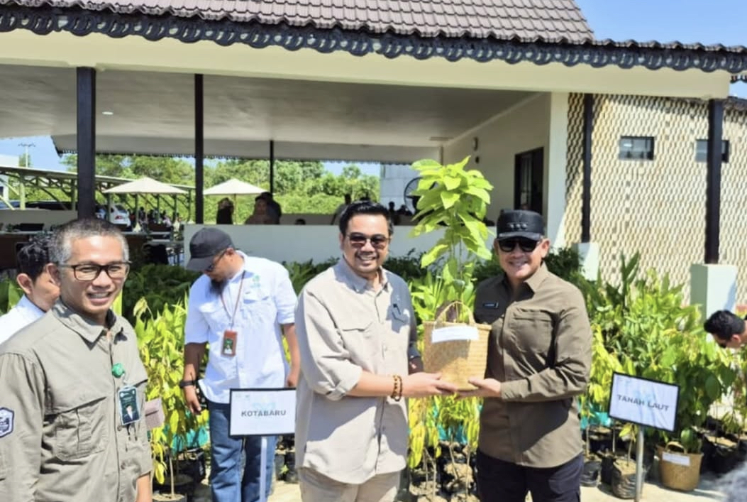 Perkuat Ketahanan Pangan, Wamenhut Serahkan 3.500 Bibit Tanaman Produktif