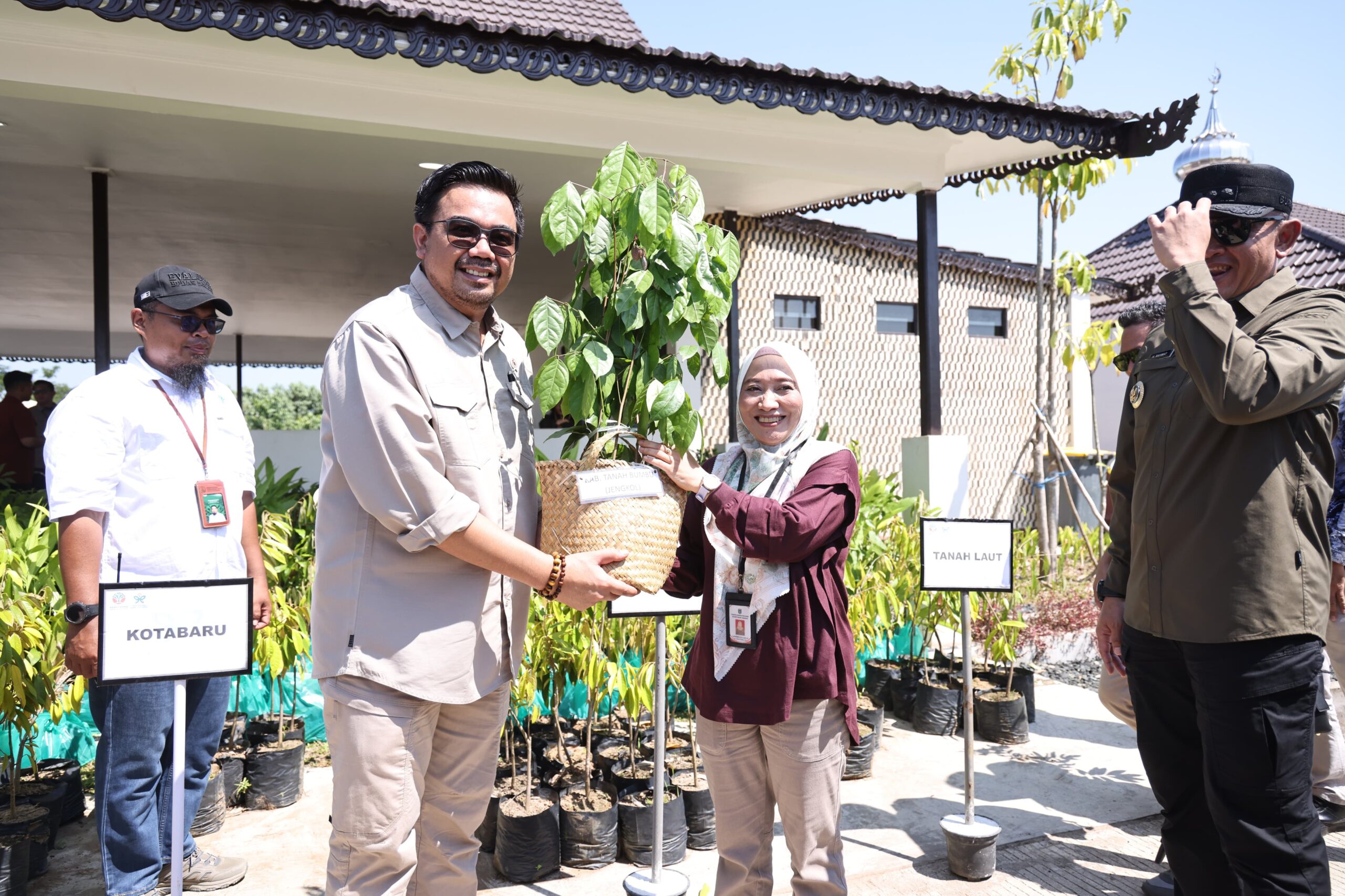 Tanah Bumbu Terima 500 Bibit Tanaman dari Kemenhut RI untuk Ketahanan Pangan