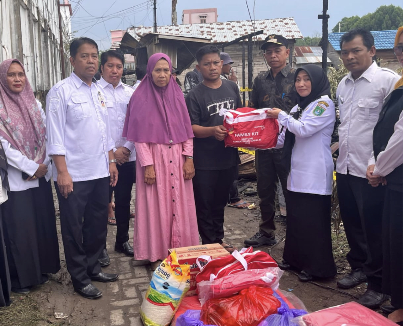 Pemkab Tanah Bumbu Salurkan Bantuan untuk Korban Kebakaran di Simpang Empat