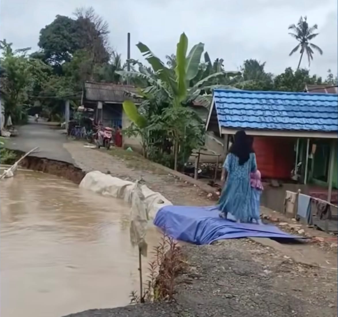 Dinas PUPR HST Siapkan Penanganan Darurat Jalan Longsor di Batang Alai Utara
