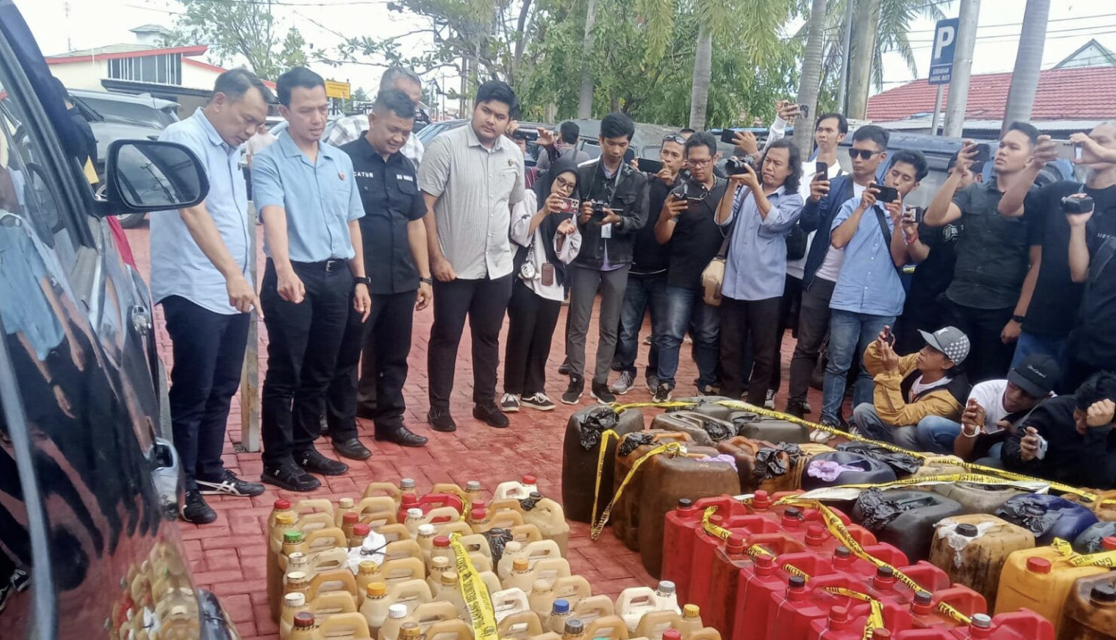 Polda Kalsel Bongkar Penimbunan 1.310 Liter Solar Subsidi di Hulu Sungai Selatan, Tiga Orang Ditangkap