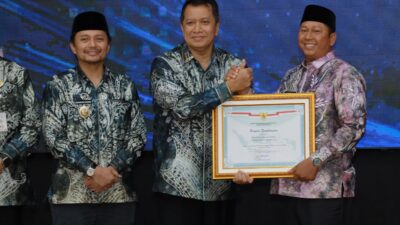 Bupati Barito Kuala Terima Dua Penghargaan Pelayanan Publik dari Kementerian PANRB