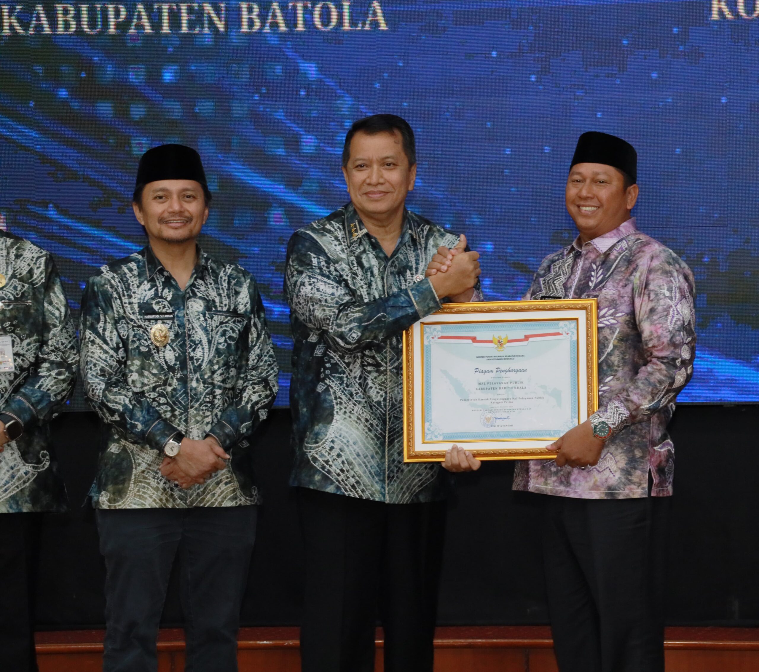 Bupati Barito Kuala Terima Dua Penghargaan Pelayanan Publik dari Kementerian PANRB