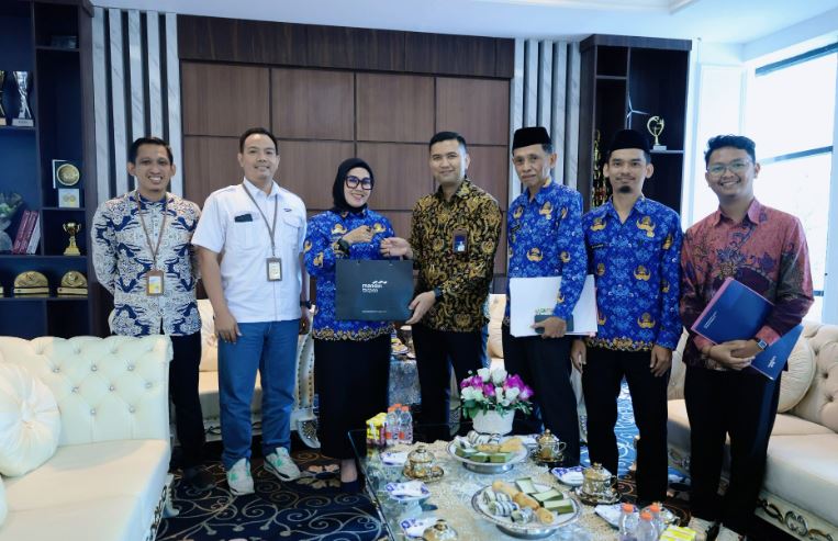 Bupati Barru Serahkan SK Pensiun dan Santunan kepada ASN Purnabhakti