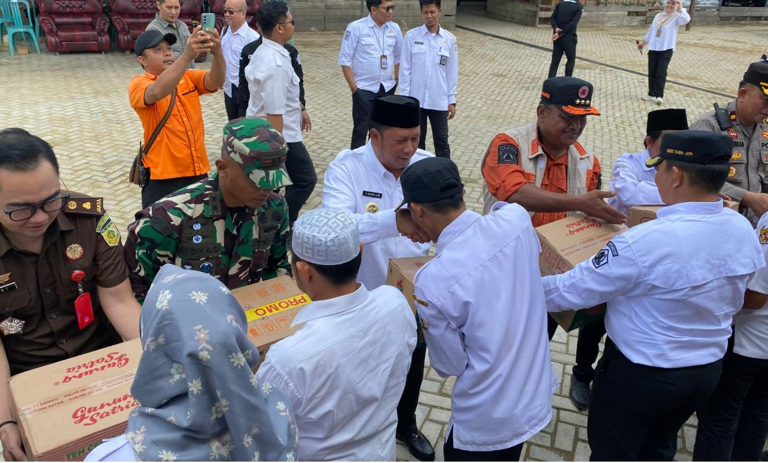 Bupati Bahrul Ilmi Tinjau dan Serahkan Bantuan untuk Korban Banjir di Tabukan