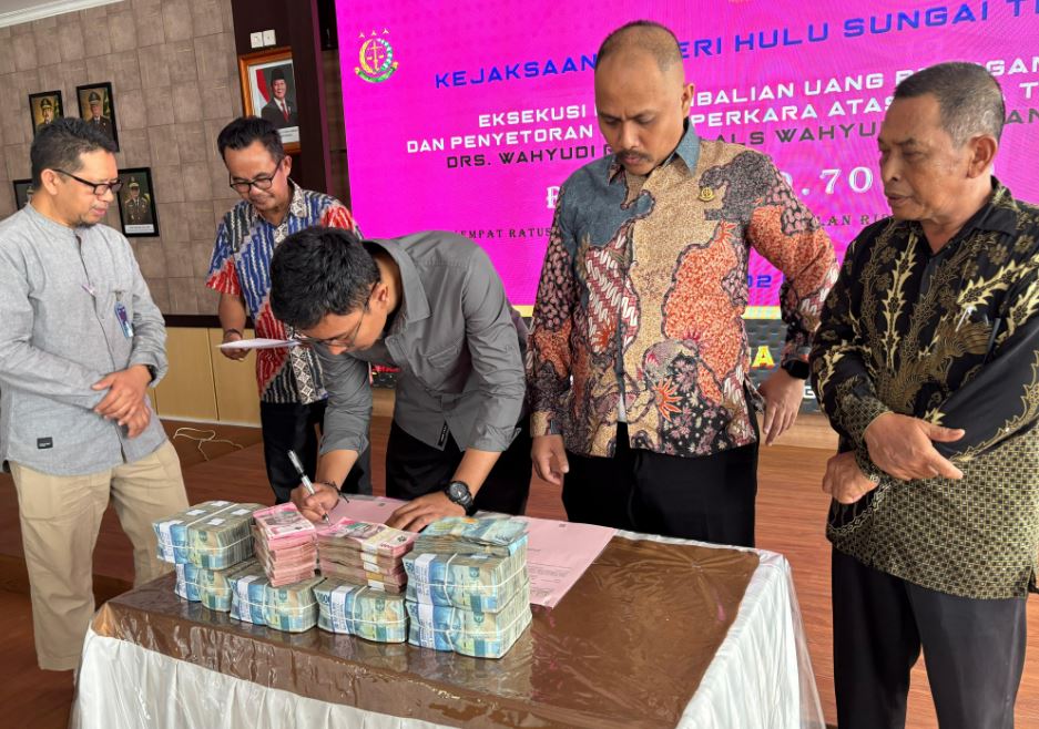 Eksekusi Terpidana Korupsi di HST, Kejari Sita dan Kembalikan Uang Negara Rp405 Juta Lebih