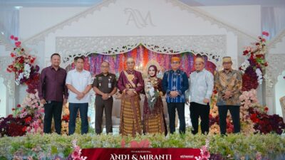 Bupati Tanah Bumbu Hadiri Pernikahan Putra Bupati Kotabaru
