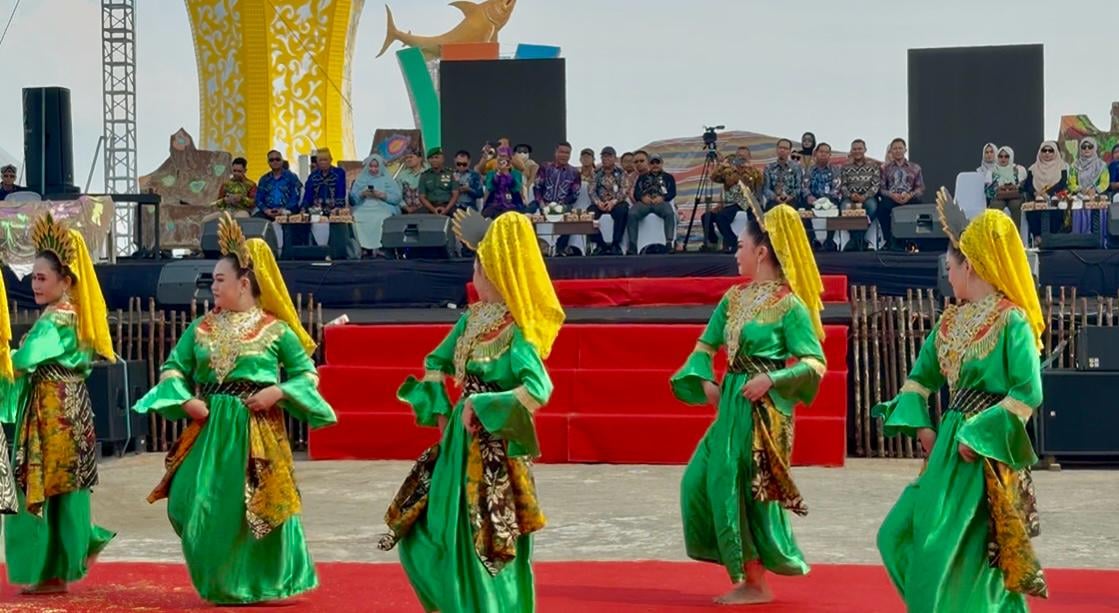 Keunikan Budaya Kotabaru Tampil Dalam Pawai Meriah FBS ke-11