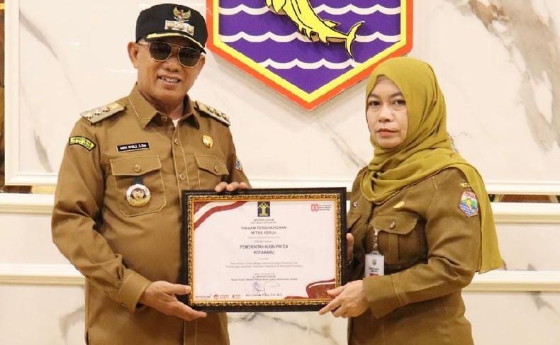Bupati Rusli Terima Piagam Penghargaan Mitra Kerja Kemenkumham Kalsel
