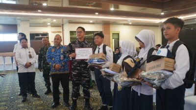 ⁠Pemkab Kotabaru Salurkan Bantuan Seragam dan Perlengkapan Sekolah untuk 62 Ribu Peserta Didik