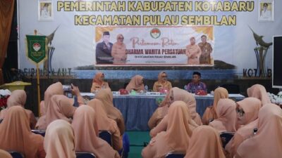 ⁠Ketua DWP Kotabaru Kunjungi Pulau Sembilan, Perkuat Soliditas dan Salurkan Santunan